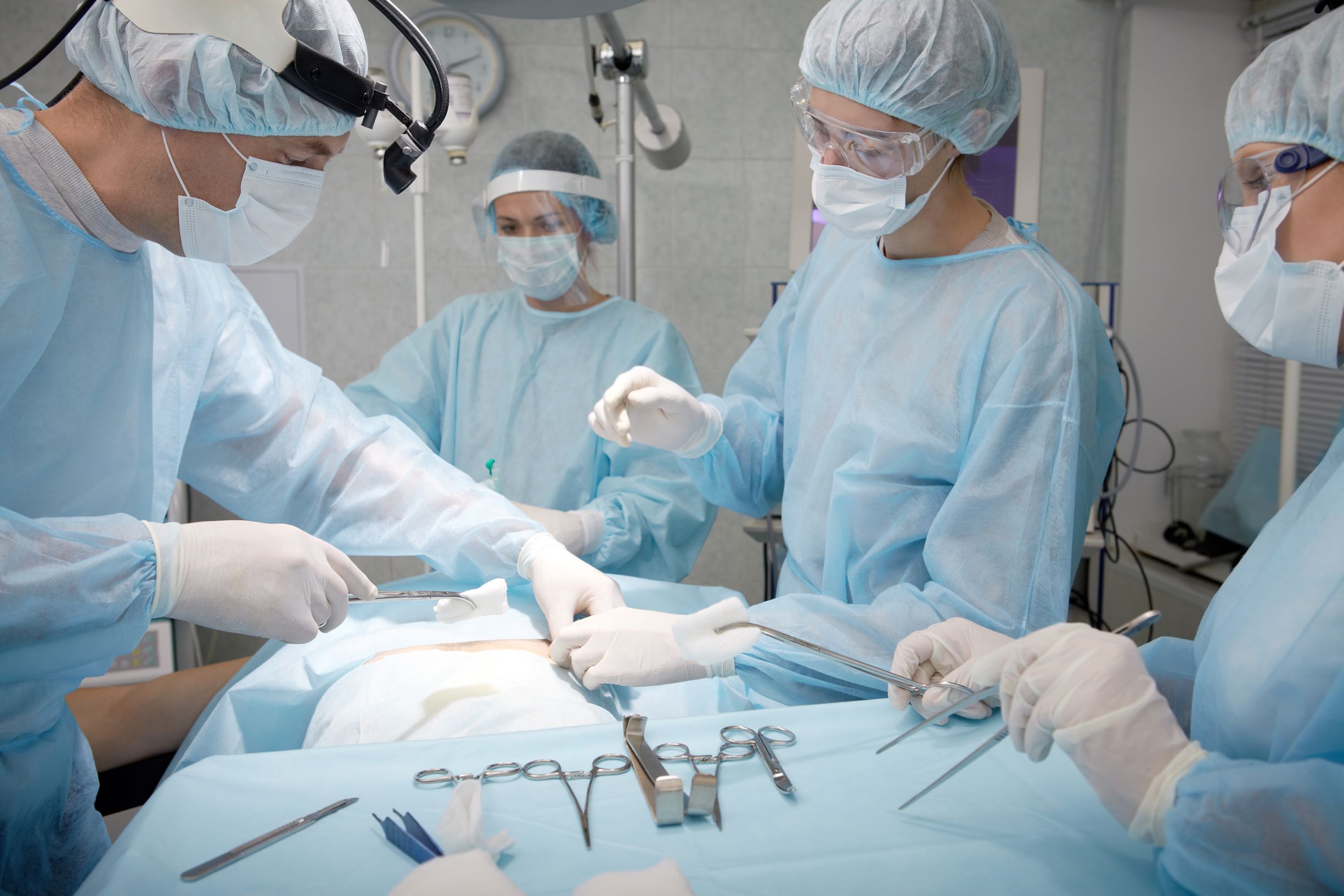 4 surgery. Аварийные ситуации на операции. Хирург в процессе операции.